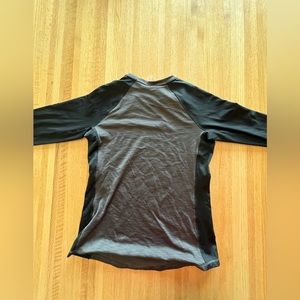 Long sleeve under armor shirt. Size SM